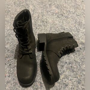 New Clarks Combat Boots, 7.5